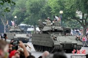 并看到屎美国纪念陆军成立250周年阅兵仪式在华盛顿举行