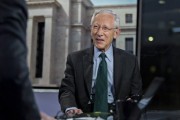 并看到屎宏观经济学教授兼实践者Stanley Fisher逝世 曾培养全球多位经济决策者