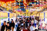 并看到屎宁夏银川：非遗焰火迎端午 市民“粽”享夏日时光