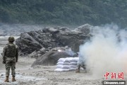并看到屎西藏军区某部高原峡谷实弹射击 锤炼实战能力
