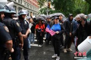 并看到屎美国多地举行“没有国王”抗议活动